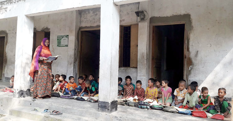 শ্রেণিকক্ষ সংকটে বারান্দায় পাঠদান