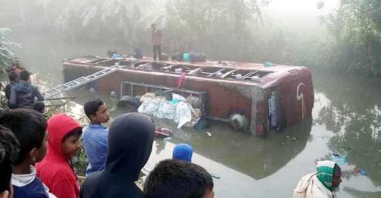 মাজারগামী বাস খাদে পড়ে নিহত ২