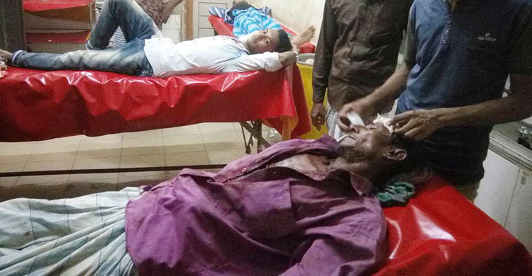 উত্ত্যক্তের প্রতিবাদ করায় বাবা-মাকে পেটাল বখাটেরা