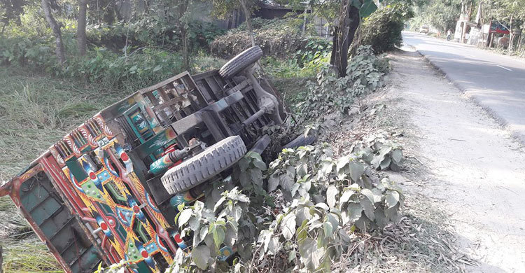 উল্টে গেল ট্রলি, চাপা পড়লেন দুই ব্যবসায়ী