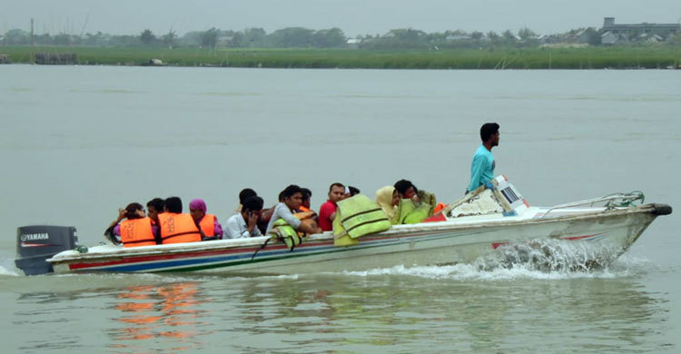 পদ্মায় স্পিডবোট ডুবে নিখোঁজ ৩