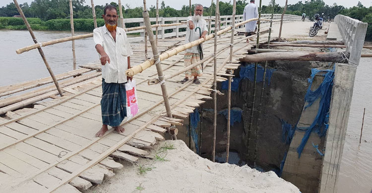 উদ্বোধনের আগেই সেতুর সংযোগ সড়কে ধস