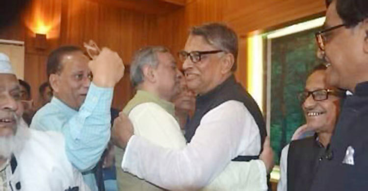 বিএনপি প্রার্থীকে বুকে জড়িয়ে নিলেন আ.লীগ প্রার্থী