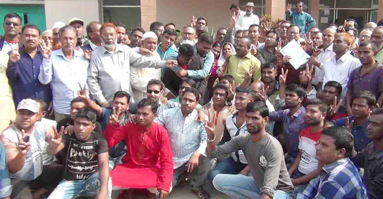 কেন্দ্রে প্রার্থীরা নির্বাচন অফিসে সমর্থকরা