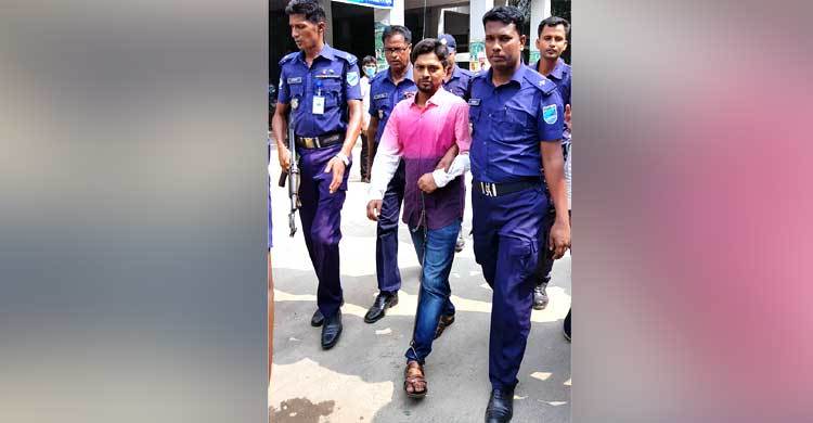 ডান্ডাবেড়ি পরিয়ে ছাত্রদল সভাপতি রনিকে আদালতে নিল পুলিশ