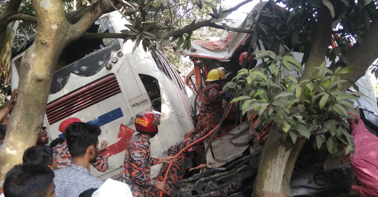 নাটোরে বাস-ট্রাকের মুখোমুখি সংঘর্ষে নিহত ২