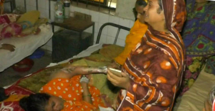 ঘুমন্ত গৃহবধূকে অ্যাসিড নিক্ষেপ