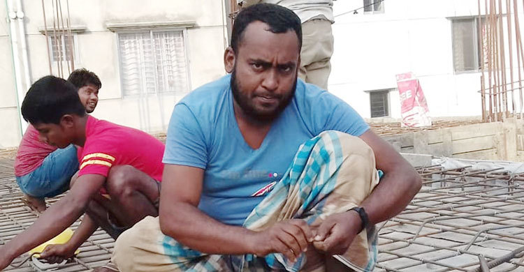 শিক্ষক মাহবুবুর রহমান এখন নির্মাণ শ্রমিক