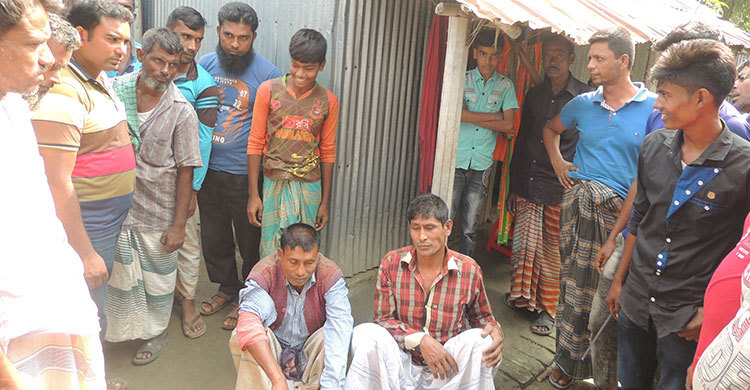 গুপ্তধনের লোভে দুই মেয়েকে সঁপে দিলেন মা