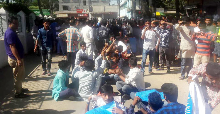 নৌকা প্রার্থীর মনোনয়ন বাতিলের দাবি