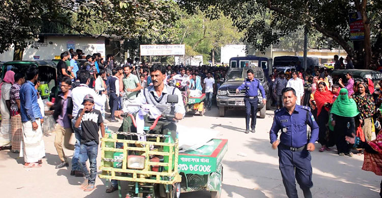 পাবনায় নিহতদের লাশ নিয়ে শহরে মিছিল