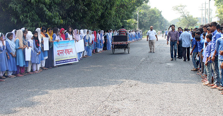 পাবনায় স্কুলছাত্রী অপহরণের প্রতিবাদে মহাসড়ক অবরোধ