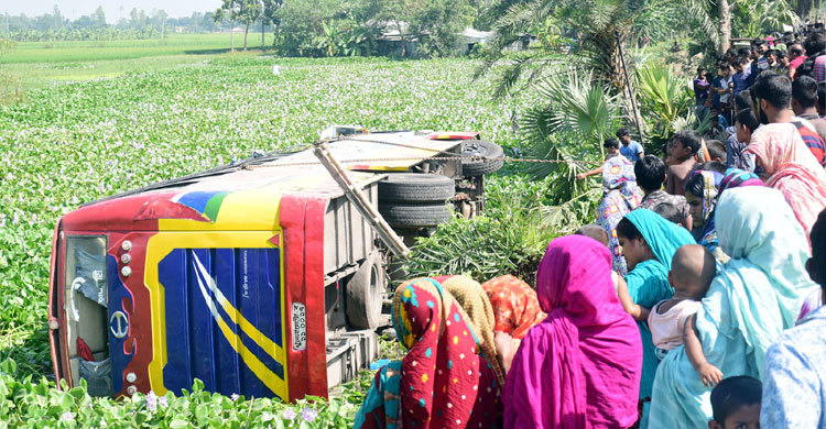 ট্রাকের ধাক্কায় যাত্রী নিয়ে খালে উল্টে পড়ল বাস
