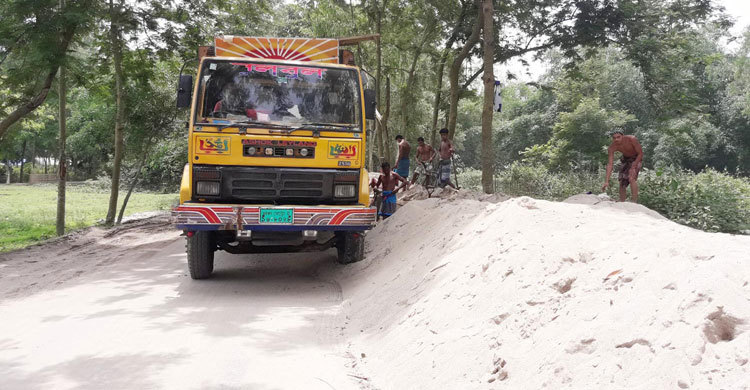 মহাসড়ক যেন বালুর মাঠ