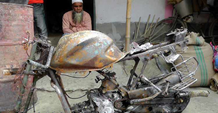 গভীর রাতে আগুনে পুড়লো ৪ ঘর