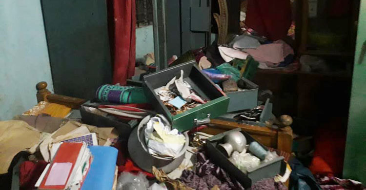 চুপ করে থাক, না হয় মেরে ফেলব