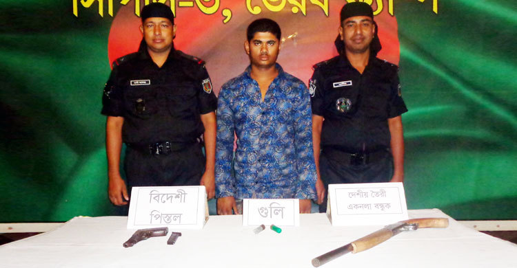 নবীনগরে অস্ত্রসহ যুবক আটক