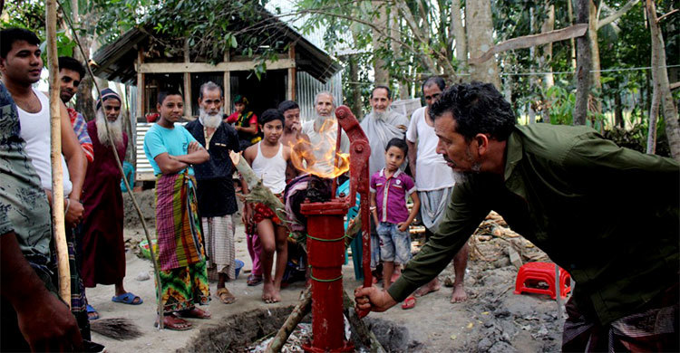 টিউবওয়েল বসাতে গিয়ে মিলল গ্যাসের সন্ধান