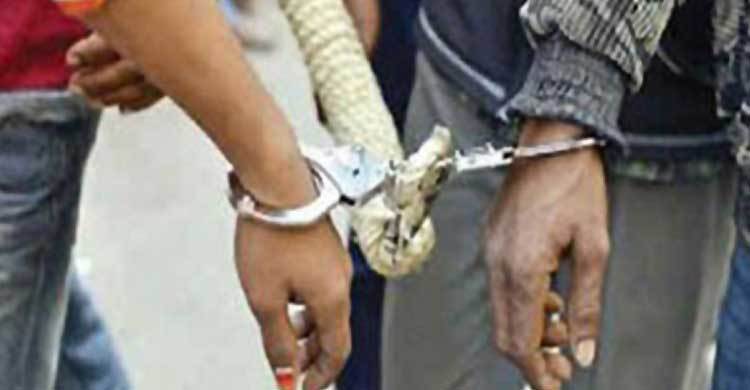 পুলিশের হাত থেকে হ্যান্ডকাপসহ পালাল দুই মাদক ব্যবসায়ী