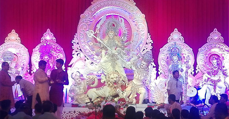 উৎসবমুখর মণ্ডপ আলোয় আলোয় ভরা