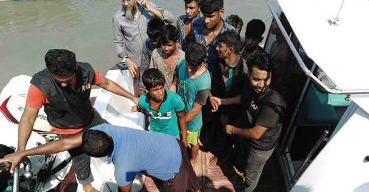 কক্সবাজারে অস্ত্রসহ ১০ জলদস্যু গ্রেফতার