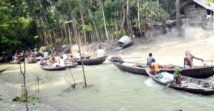 প্রশাসনের সঙ্গেই লুকোচুরি খেলছেন জেলেরা