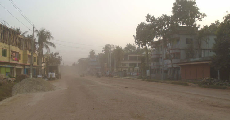 সড়ক নাকি ধুলার রাজ্য?