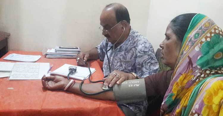 ৩৪ বছর ধরে টাকা নেন না তিনি