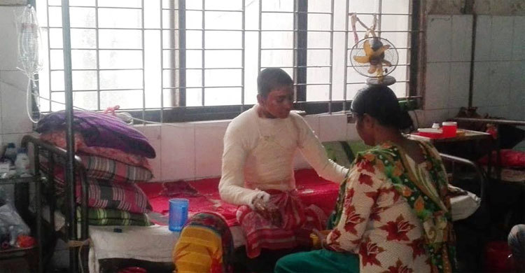 যন্ত্রণায় শুধু কাঁদছে শাহাদত