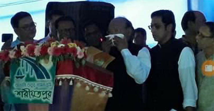 মঞ্চে দাঁড়িয়ে কাঁদলেন বাণিজ্যমন্ত্রী