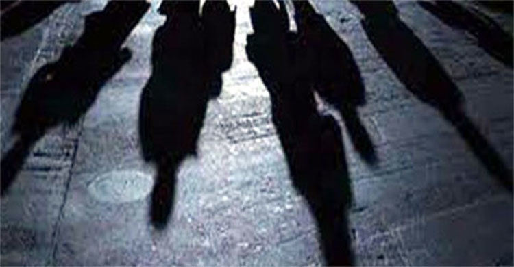 স্বামী-দেবর বিদেশে, গভীর রাতে ঘরে ঢুকল ওরা ১৫ জন