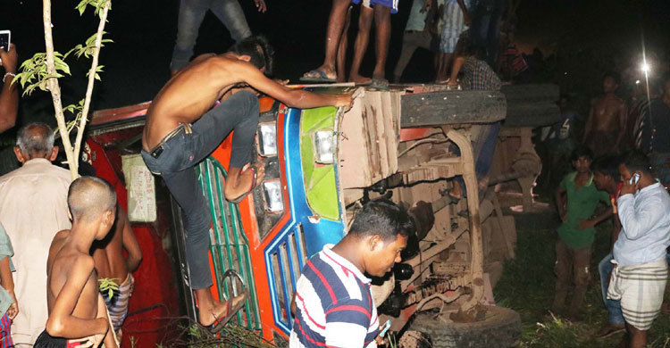 ধানক্ষেতে উল্টে পড়লো যাত্রীবাহী বাস