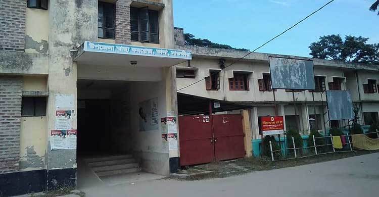 মানুষ ৪ লাখ, ডাক্তার ৫ জন