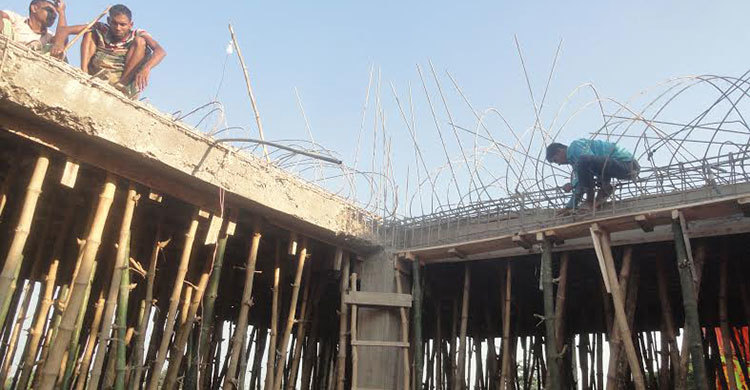 ঢালাইয়ের পরেই ভেঙে পড়ল পল্লী বিদ্যুৎ ভবনের ছাদ