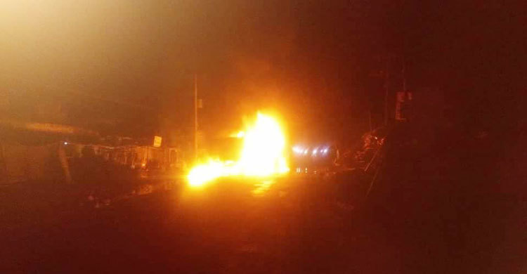 মুখোমুখি সংঘর্ষে দুই ট্রাক ভস্মীভূত