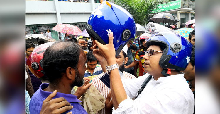 ৫০০ চালকের মাথায় হেলমেট পরিয়ে দিলেন পলক