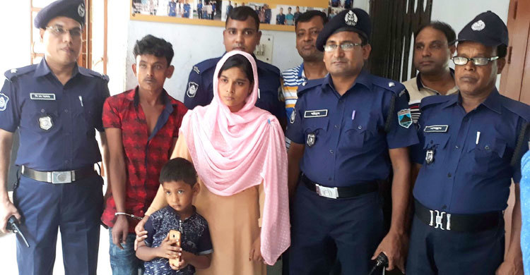 সন্তান রেখে প্রাইভেট পড়ছিলেন মা, নিয়ে গেল তারা