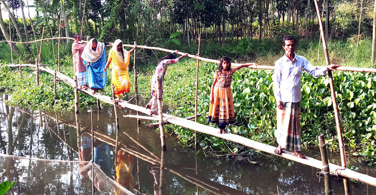 চার গ্রামের ভরসা বাঁশের সাঁকো