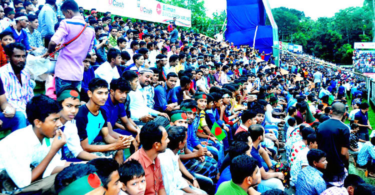 সমুদ্রে ভেসে গেল লাল-সবুজ উৎসব