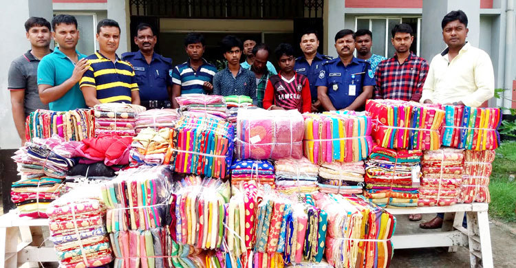 টাঙ্গাইলে বিপুল পরিমাণ ভারতীয় শাড়িসহ আটক ৪