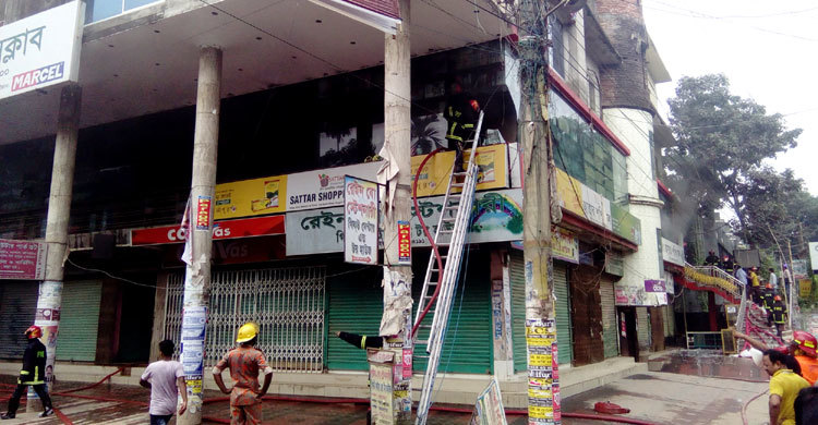 টাঙ্গাইলে শপিং মলে ভয়াবহ আগুন