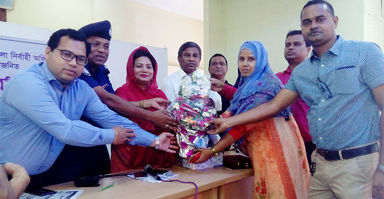 বিদায় বেলায় শিশুদের স্কুলব্যাগ-চকলেট দিলেন ইউএনও জিনাত