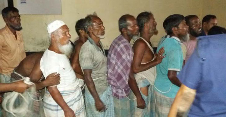১২ জলদস্যুকে আটক করে পুলিশে দিলেন জেলেরা