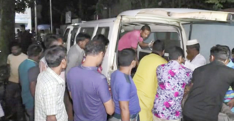 বিয়ের মাইক্রোবাসের চাপায় সিএনজির চালকসহ নিহত ২