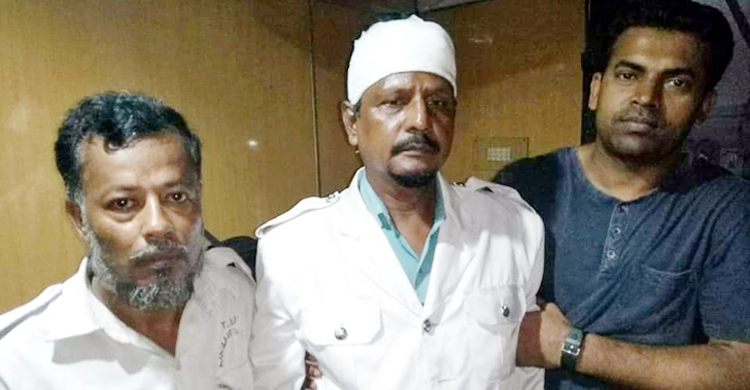 চলন্ত ট্রেনে পাথর ছুড়ে রেলের পরিচালককে রক্তাক্ত করল পাগল