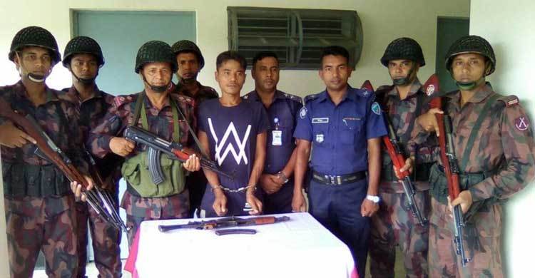 থানচিতে অস্ত্রসহ যুবক আটক