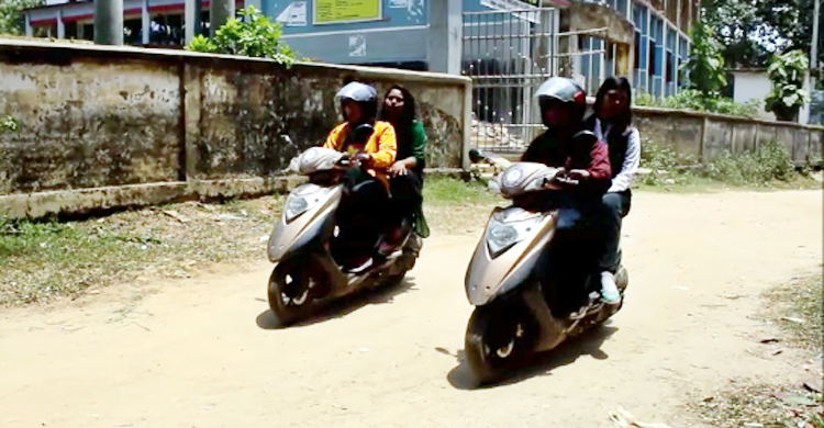 স্কুটি নিয়ে বান্দরবান গেলেন চার নারী