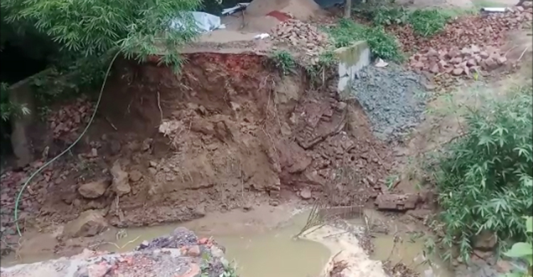 বান্দরবানে সড়ক ভেঙে যোগাযোগ বিচ্ছিন্ন