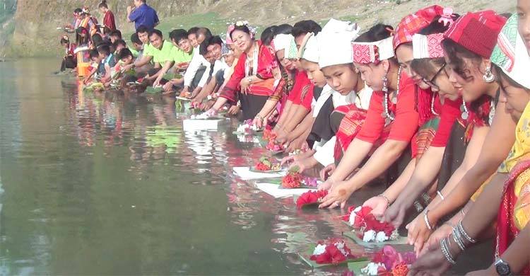 সাঙ্গু নদীতে ফুল ভাসিয়ে তঞ্চঙ্গ্যাদের বিষু উৎসব শুরু