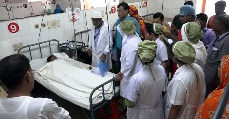 অ্যাম্বুলেন্স ভাড়া করে রোগীকে ঢাকায় পাঠালেন কমিশনার